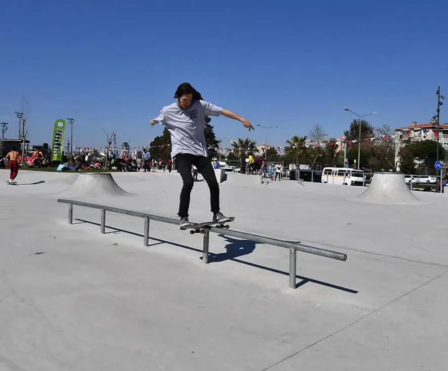 پوسته بتن آرمه منحنی دوگانه ، تولید مقاطع متغیر با 169 لبه منحصر به فرد در پیست اسکیت ازمیر وجود دارد